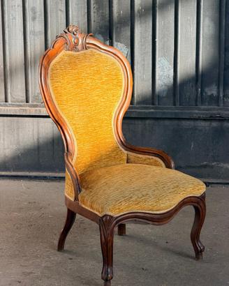 Poltroncina vintage in legno intagliato