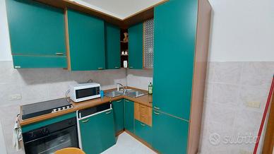cucina angolare con mobile porta tv