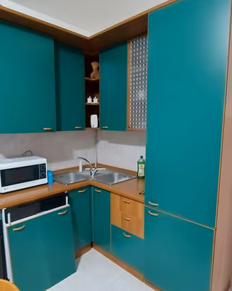 cucina angolare con mobile porta tv