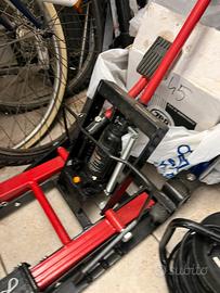 Sollevatore idraulico moto