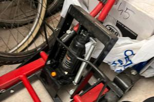 Sollevatore idraulico moto