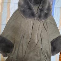 mantella con bordi in pelliccia ecologica 