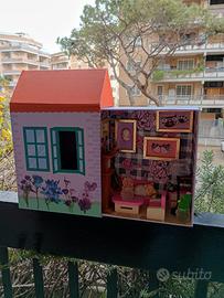 Gattino addormentato in casetta!