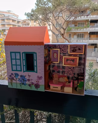 Gattino addormentato in casetta!