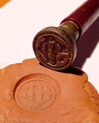 antico timbro sigillo con iniziali 