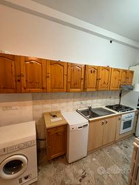 Cucina con alcuni elettrodomestici