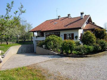 ELEGANTE VILLA SINGOLA CON DEPOSITO ED EX-STALL...