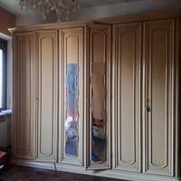 Armadio  in legno chiaro con cassetiera