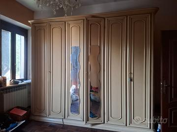 Armadio  in legno chiaro con cassetiera