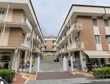 Loano box livello strada chiuso da cancello
