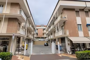 Loano box livello strada chiuso da cancello