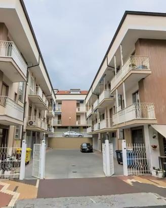 Loano box livello strada chiuso da cancello