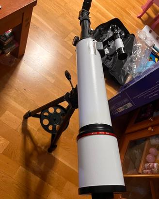 Telescopio astronomico con treppiede 