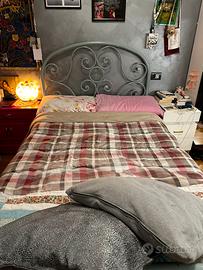 Letto una piazza emmezzo in ferro battuto