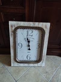 Orologio da parete in legno con vetro davanti al q