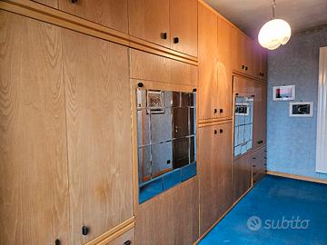 armadio legno con letti e scrivanie