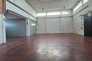 Capannone con piano di carico