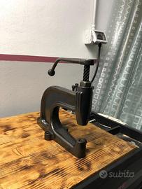 Pressa manuale a vite
