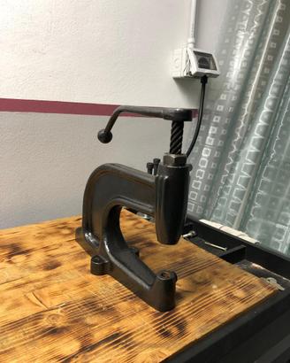 Pressa manuale a vite
