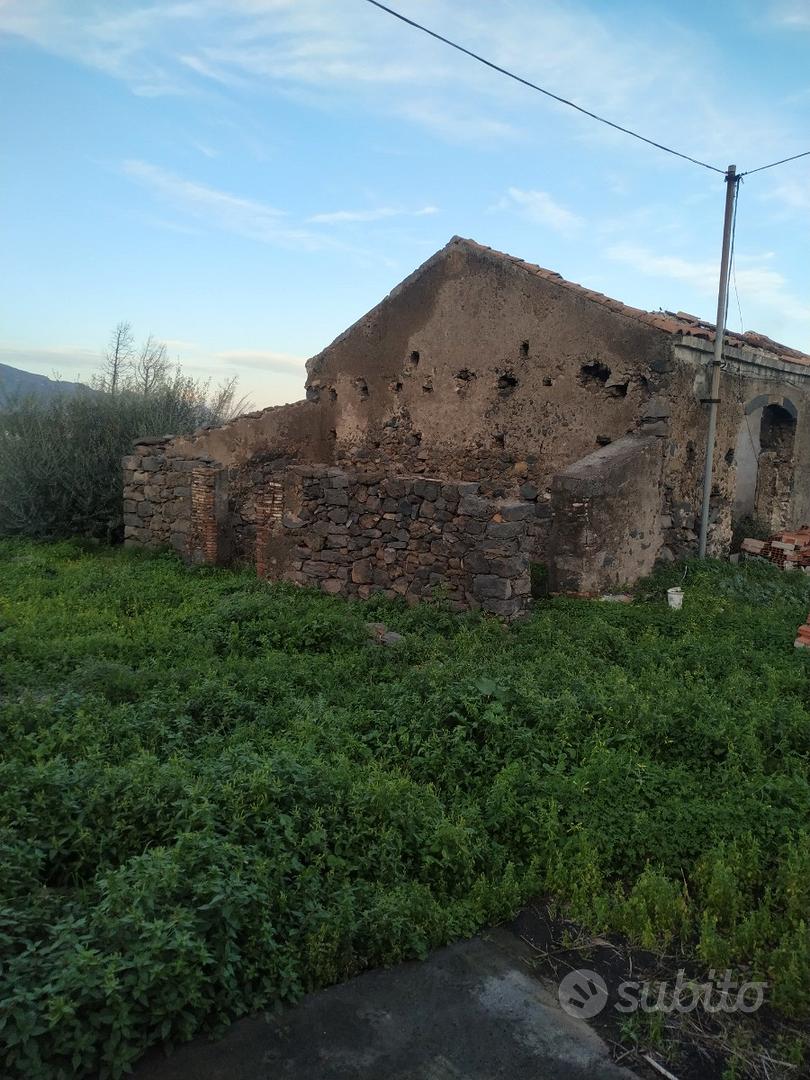 Terreno con rudere in via caltabiano 16 - Vista 2