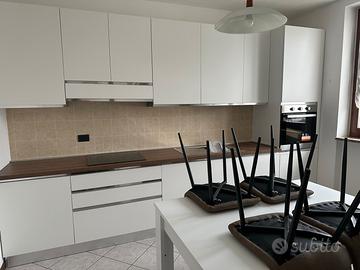 Cucina Nuova con tavolo e sedie