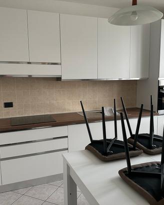 Cucina Nuova con tavolo e sedie