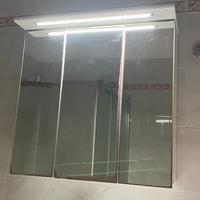 Specchiera a tre ante con specchio, luce e presa.