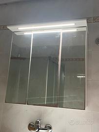 Specchiera a tre ante con specchio, luce e presa.