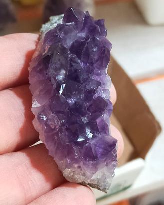 Piccola Ametista, bel colore viola. 