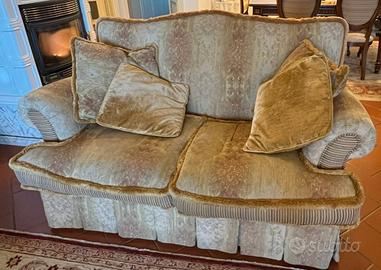 due divani, uno a due posti e uno a tre posti