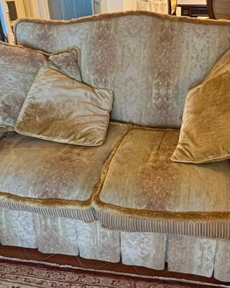 due divani, uno a due posti e uno a tre posti