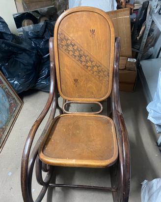 Sedia a dondolo antica thonet