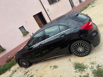 MERCEDES A 180d PREMIUM AMG