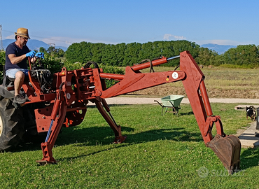 Escavatore da trattore