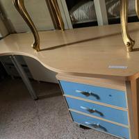 scrivania con cassettiera