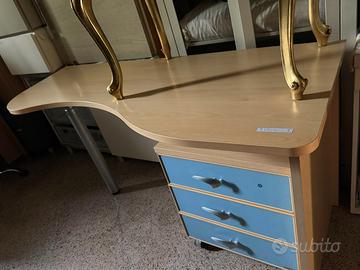 scrivania con cassettiera