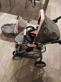 Passeggino e carrozzina gioco bambina