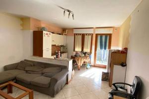 a Castiglione Spazioso Trilocale con Terrazza e Bo