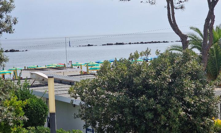 Grazioso e ampio appartamento con vista mare