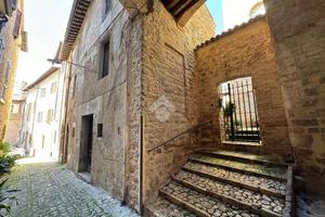 3 LOCALI A SPELLO