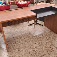 Scrivania in noce con porta tastiera