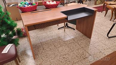 Scrivania in noce con porta tastiera