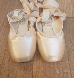 Scarpe con punte in gesso per danza classica