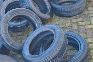 gomme è cerchi in ferro a stok