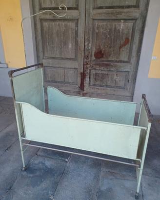 Lettino vintage in metallo – Verde chiaro