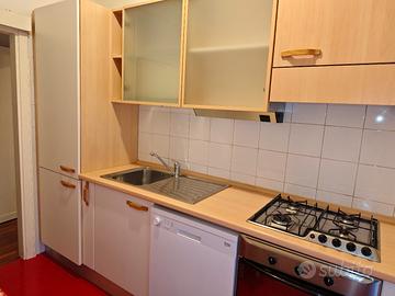 Cucina con elettrodomestici