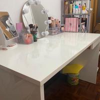 Scrivania in legno bianca