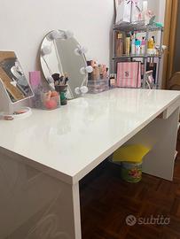 Scrivania in legno bianca