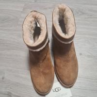 STIVALETTI  UGG  con la pelliccia 