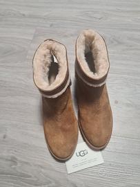 STIVALETTI  UGG  con la pelliccia 